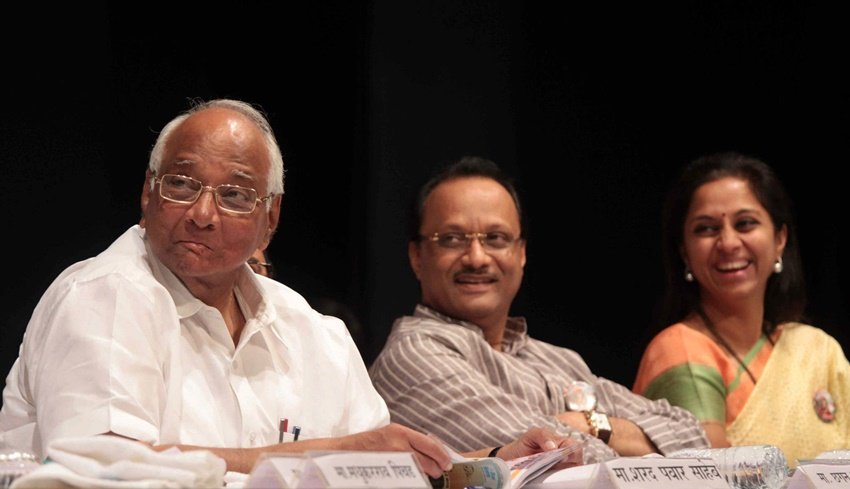 शरद पवार और उनके भतीजे अजीत पवार के बीच भी मतभेद देखा जा चुका है। दरअसल शरद पवार ने अपना राजनीतिक उत्तराधिकारी अपनी बेटी सुप्रिया सुले को बना दिया था। अजीत की नाराजगी साल 2019 में दिखी जब उन्होंने अचानक बीजेपी को सपोर्ट कर महाराष्ट्र में उनकी सरकार बनवा दी। अजीत पवार ने कहा कि सब कुछ शरद पवार को पता था। वहीं शरद पवार का कहना था कि उन्हें इस बारे में कोई जानकारी नहीं दी गई। बाद में पवार की एनसीपी ने कांग्रेस को सपोर्ट किया और उसकी सरकार बनवाई। (यह भी पढ़ें- बेटी डॉक्टर तो दामाद IAS, जानिए क्या करते हैं शिवपाल यादव के परिवार के सदस्य) (Photo: Supriya Sule Facebook)