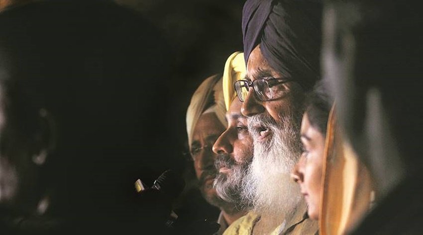 पंजाब सरकार में मंत्री रहे मनप्रीत बाद प्रकाश सिंह बादल के भतीजे हैं। 2007 में प्रकाश सिंह बादल ने मनप्रीत को दरकिनार करते हुए बेटे सुखबीर को डिप्टी सीएम बना दिया। वहीं से मनप्रीत की अपने चाचा से नाराजगी शुरू हो गई। आगे चलकर मनप्रीत ने अपनी अलग पार्टी बना ली जो बाद में कांग्रेस में शामिल हो गई।  (Photo: Indian Express)