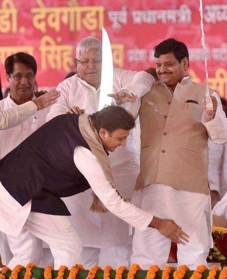 अखिलेश यादव और शिवपाल के 2017 में यूपी विधानसभा के चुनाव से पहले से ही संबंध खराब हो गए थे। तब ना सिर्फ अखिलेश बल्कि रामगोपाल यादव पर भी शिवपाल खुल कर जुबानी हमले कर रहे थे। (यह भी पढ़ें - शिवपाल यादव और अखिलेश यादव के अलावा राजनीति में चर्चित है इन पांच चाचा-भतीजों की अदावत)