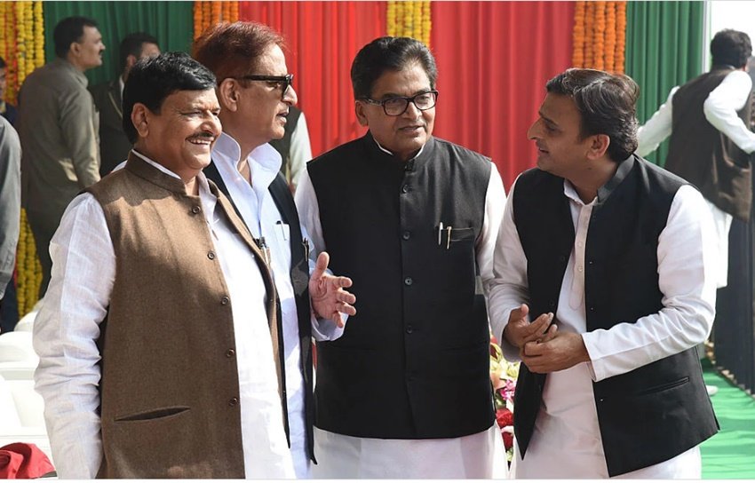 बता दें कि शिवपाल यादव और रामगोपाल यादव के संबंध कुछ खास नहीं हैं। कई मौकों पर दोनों एक दूसरे के खिलाफ टिप्पणियां कर चुके हैं। शिवपाल और रामगोपाल यादव चचेरे भाई हैं। (यह भी पढ़ें: कोई अच्छा घुड़सवार तो कोई बेहद गुस्सैल, जानिए मुलायम फैमिली की बहुओं के रोचक सीक्रेट्स ) 