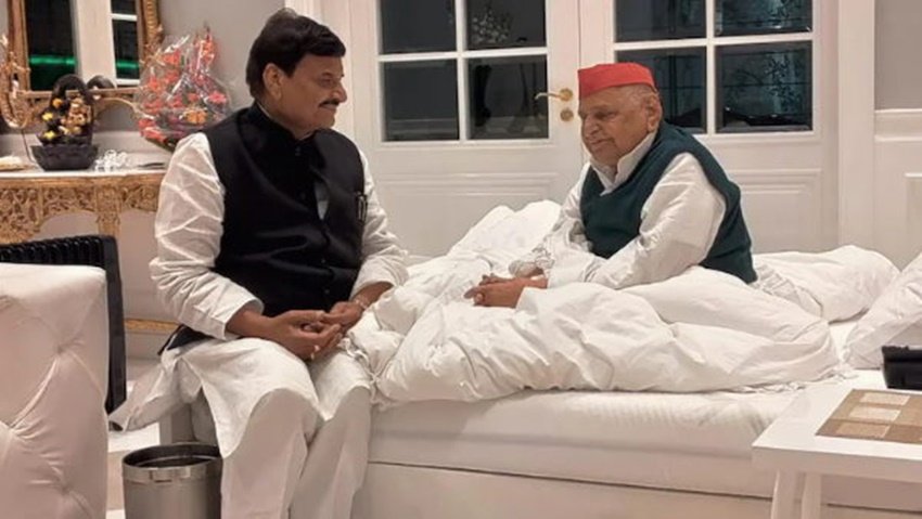 यूपी सरकार में मंत्री रहे मुलायम सिंह यादव के छोटे भाई शिवपाल यादव ने बताया है कि उनके पास एक अंगूठी है। इस अंगूठी की कीमत शिवपाल ने 36,500 बताई है। वहीं शिवपाल यादव की पत्नी के नाम पर करीब 11 लाख रुपये की ज्वेलरी है। (यह भी पढ़ें- शिवपाल से दोगुना अमीर हैं उनकी पत्नी, करोड़ों की मालकिन सरला यादव ने बेटे-बेटी से लिया है लाखों का कर्ज) (Photo: Shivpal Yadav Twitter)