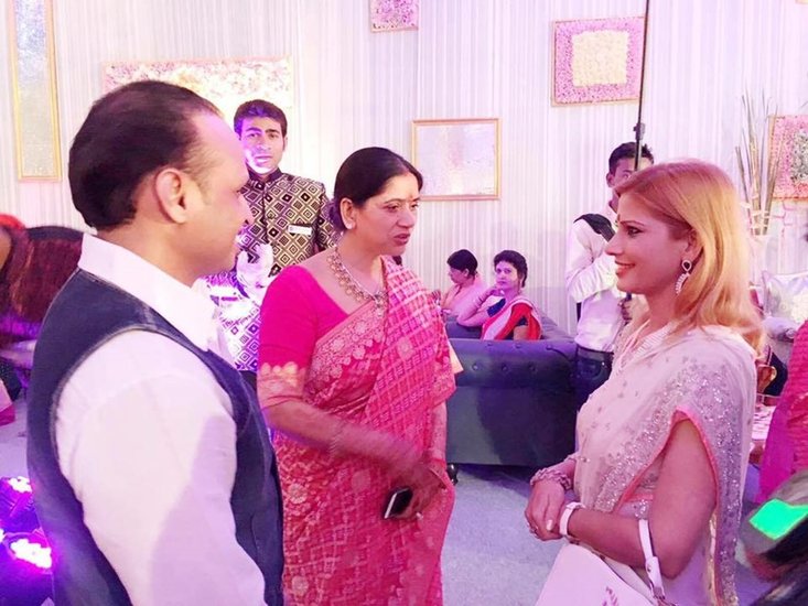 सरला यादव ने बेटे आदित्य से ढाई लाख रुपये तो बेटी अनुभा से करीब सवा दो लाख रुपये का कर्ज लिया है। (यह भी पढ़ें: IAS अफसर से की है शिवपाल यादव ने बेटी की शादी, जानिएअनुभा से जुड़ी रोचक बातें ) (Photo: Ruby Yadav Facebook)