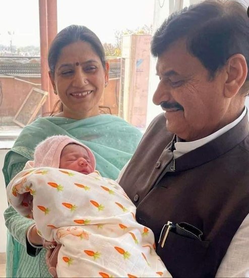 शिवपाल की कुल संपत्ति में करीब पौने सात करोड़ रुपये की प्रॉपर्टी सरला यादव के नाम है। वहीं शिवपाल के नाम पर करीब सवा तीन करोड़ रुपये की चल-अचल संपत्ति है। (यह भी पढ़ें: पौने दो करोड़ के बंगले में रहते हैं शिवपाल के बेटे, राजघराने में हुई है डिंपल यादव के देवर की शादी ) (Photo: Shivpal Yadav Twitter)