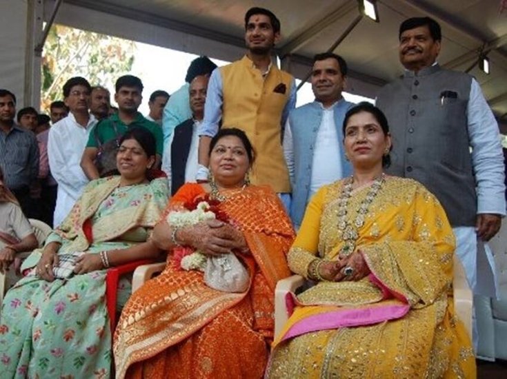 बता दें कि सरला यादव कई कंपनियों में डायरेक्टर हैं। (यह भी पढ़ें: कोई अच्छा घुड़सवार तो कोई बेहद गुस्सैल, जानिए मुलायम फैमिली की बहुओं के रोचक सीक्रेट्स ) (Photos: Aditya Yadav Facebook)