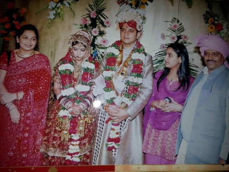  शिवपाल यादव की पत्नी का नाम सरला यादव है। सरला परिवार की जिम्मेदारियां संभालने के साथ ही पेट्रोल पंप और राइस मिल भी चलाती हैं। 