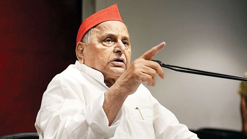 मुलायम सिंह यादव राजनीति में सक्रिय अपने परिवार के ऐसे सदस्य हैं जो सोशल मीडिया के किसी प्लेटफॉर्म पर नहीं हैं।