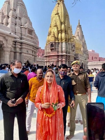प्रतीक यादव की पत्नी अपर्णा बी सोशल मीडिया में एक्टिव हैं। इंस्टा पर उन्हें 1.92 लाख लोग फॉलो करते हैं।
