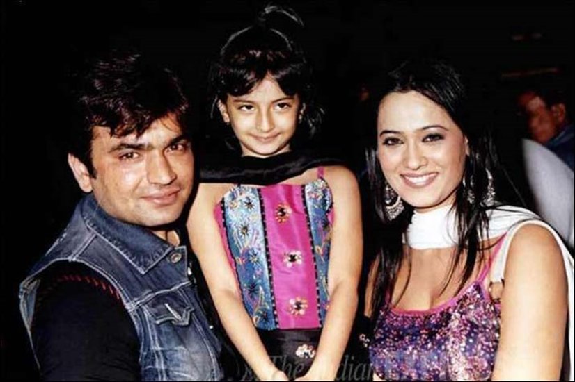 श्वेता तिवारी (Shweta Tiwari) की बेटी पलक तिवारी (Palak Tiwari) भी ग्लैमर और एंटरटेनमेंट इंडस्ट्री से जुड़ गई हैं। वह म्यूजिक वीडियोज कर रही हैं। पलक श्वेता तिवारी और राजा चौधरी (Raja Chaudhary) की बेटी हैं। राजा चौधरी से तलाक (Shweta Tiwari Divorce) के बाद श्वेता ने अभिनव कोहली (Abhinav Kohli) से शादी की थी। फिलहाल श्वेता और अभिनव भी दूर हो चुके हैं।