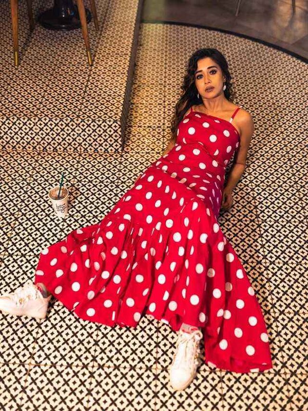 TINA DUTTA IN AJEEBO GAREEB POSE_11zon