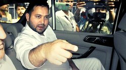 निरीक्षण के लिए आधी रात को PMCH पहुंचे तेजस्वी यादव, मच गया हंगामा, जमकर लगाई अफसरों की क्लास