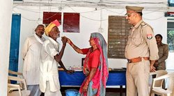 बुजुर्ग दंपत्ति के बीच हुई लड़ाई को यूपी पुलिस ने थाने में यूं कराया खत्म, वायरल वीडियो पर लोग दे रहे हैं ऐसा रिएक्शन