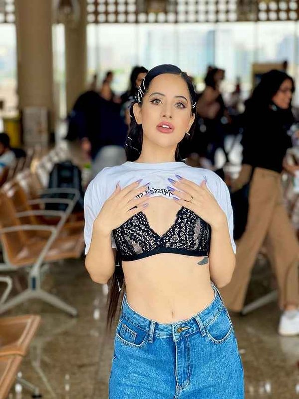 URFI JAVED IN BOLD BLACK BRALET LOOK_11zon