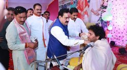 MP: प्राइमरी स्कूल बना रसोई घर, आंगनवाड़ी सेंटर रेस्‍टरूम, छात्रों का आरोप भागवत कथा के लिए रोक दी गईं क्‍लास, मंत्री का इनकार