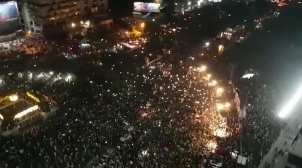 imran supporters on road, pakistan