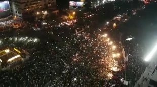 imran supporters on road, pakistan