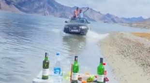 ladakh| pangong lake| tourist|