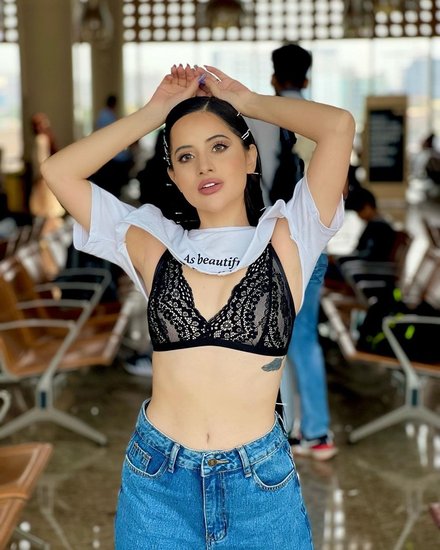 उर्फी जावेद का ये अंदाज उनके फैंस को काफी पसंद आ रहा है। वहीं कुछ यूजर्स ऐसे भी हैं जो उर्फी को उनके इस ड्रेसिंग सेंस को लेकर ट्रोल कर रहे हैं।