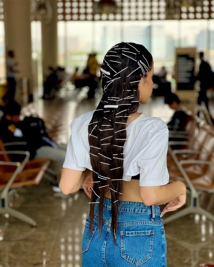 उर्फी ने अपने बालों में कुल 72 हेयर पिन लगाए हैं। फैंस के लिए उर्फी का हेयरस्टाइल भी आकर्षण का केंद्र बना हुआ है। उर्फी ने अपने इस लुक के साथ अपने मेकअप को भी खास रखा है। ब्लैक आईलाइनर, न्यूड लिपस्टिक में उर्फी बेहद खूबसूरत लग रही हैं।