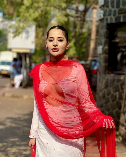 बहुत से सोशल मीडिया यूजर्स उर्फी को उनके कपड़ों के लिए ट्रोल करते हैं। हालांकि उर्फी को ट्रोल्स से कोई फर्क नहीं पड़ता है।