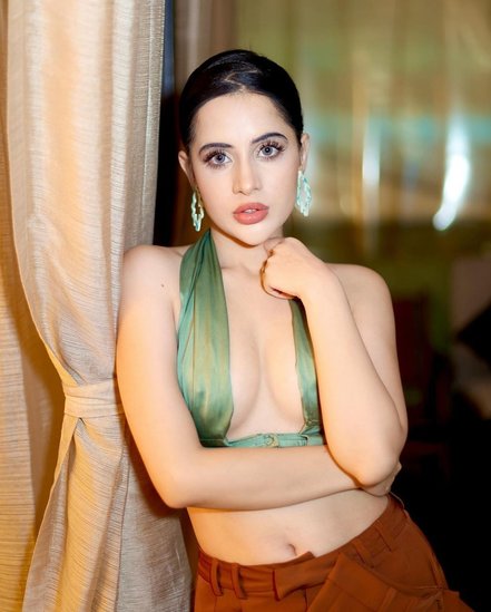 Urfi Javed: उर्फी जावेद सोशल मीडिया में काफी एक्टिव रहती हैं। आए दिन वह किसी ना किसी कारण से चर्चा में बनी रहती हैं। ज्यादातर उर्फी अपनी ड्रेसिंग सेंस को लेकर सुर्खियां बटोरती हैं। एक बार फिर से ऐसा ही कुछ हुआ है। देखिए तस्वीरें: