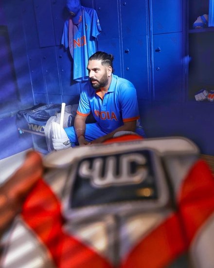 इन तस्वीरों में वह टीम इंडिया की जर्सी में दिख रहे हैं। 