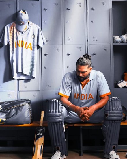 बता दें कि युवराज सिंह 2011 विश्वपक के हीरो रहे थे। कप भारत ने जीता था और प्लेयर ऑफ द टूर्नामेंट का खिताब युवराज ने।