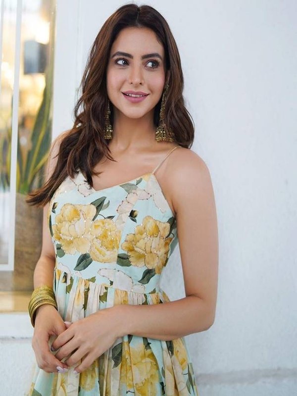 aamna sharif in printed dress