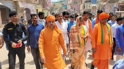 राजस्‍थान: अलवर पहुंचे भाजपा सांसद बालकनाथ के पीछे चल रही भीड़ ने लगाए बीजेपी मुर्दाबाद के नारे