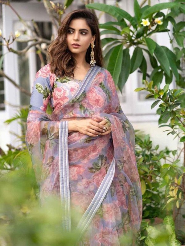 cropped-AAMNA-SHARIF-IN-SUMMER-PERFECT-FLORAL-SAREE-LOOK_11zon-1-1.jpeg