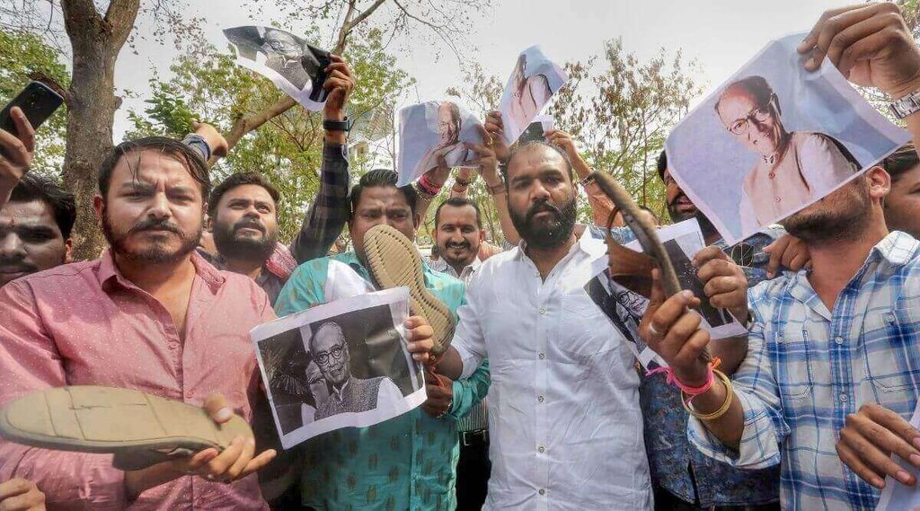 मध्य प्रदेश के भोपाल में 12 अप्रैल, 2022 को जूते-चप्पलों के साथ कांग्रेस नेता और राज्यसभा सदस्य दिग्विजय सिंह का विरोध करते BJP कार्यकर्ता। (पीटीआई फोटो)