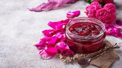 Gulkand Benefit: गर्मियों में हीट स्ट्रोक से बचा सकता है गुलकंद, जानिये खानपान में कैसे करें शामिल