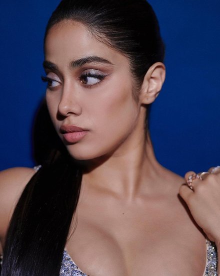 Janhvi Kapoor: जाह्नवी कपूर सोशल मीडिया में काफी सक्रिय रहती हैं। आए दिन उनकी फोटोज और वीडियोज वायरल होते रहते हैं। हाल ही में में जाह्नवी ने सिल्वर शिमरी ड्रेस में कुछ तस्वीरें साझा कीं जो देखते ही देखते वायरल होने लगीं। जाह्नवी के फैंस को उनका ये अंदाज बेहद पसंद आ रहा है।