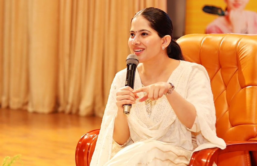 Jaya Kishori Quotes: सोशल मीडिया में कथावाचक जया किशोरी के मोटिवेशनल कोट्स भी काफी चर्चित हैं। जया किशोरी, जिन्हें लाखों लोग सोशल मीडिया में फॉलो करते हैं, अकसर लोगों को प्रेरित करने के लिए मोटिवेशनल कोट्स शेयर करती रहती हैं। आइए देखें जया किशोरी के कुछ कोट्स: 