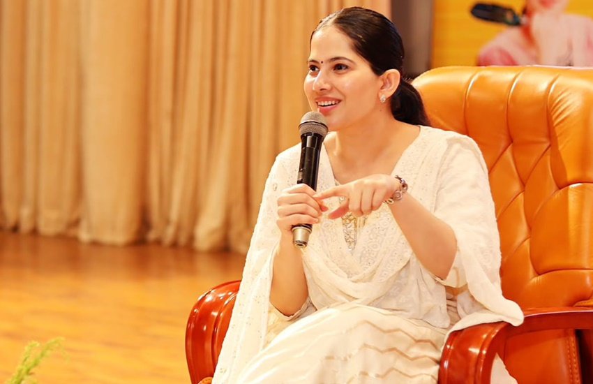 Jaya Kishori Motivational; Quotes: राजस्थान में जन्मीं और कोलकाता में पली बढ़ीं जया किशोरी आज अध्यात्म की दुनिया का बड़ा नाम बन चुकी हैं। कृष्ण भजन और कथावाचन का सफर तय करते हुए जया किशोरी अब एक चर्चित मोटिवेशनल स्पीकर भी हैं। सोशल मीडिया में भी जया किशोरी अपने प्रेरणादायक विचारों को साझा करती रहती हैं। आइए डालते हैं जया किशोरी के कुछ वायरल मोटिवेशनल कोट्स पर एक नजर: