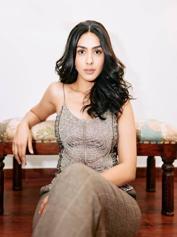 mrunal thakur ka looks
