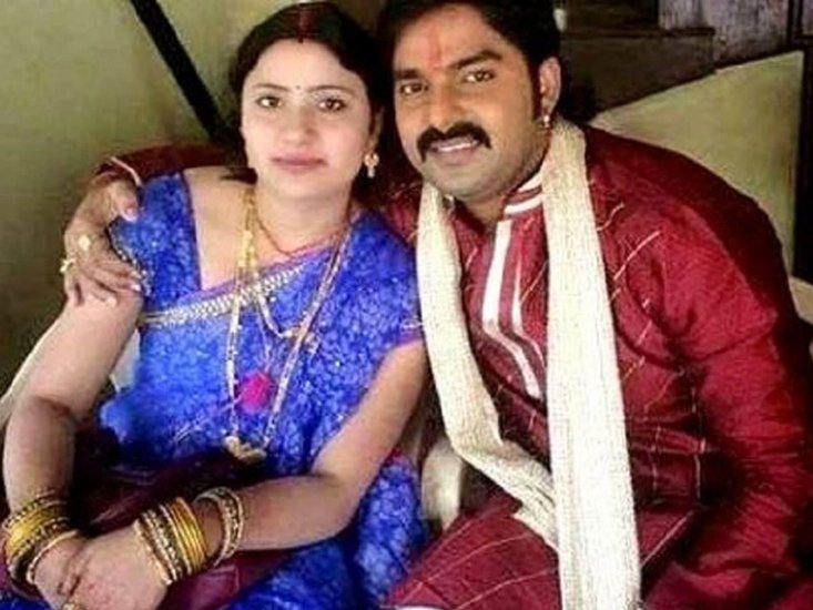 पवन सिंह की पर्सनल लाइफ तब पहली बार चर्चा में आई थी जब शादी के कुछ महीनों बाद ही उनकी पत्नी नीलम ने सुसाइड कर लिया था। तब कई मीडिया रिपोर्ट्स में कहा गया कि पवन सिंह उन्हें समय नहीं दे पाते थे जिस कारण उन्होंने अपनी जान देने का फैसले कर लिया था। हालांकि इसपर पवन सिंह ने कभी कुछ नहीं कहा है।
