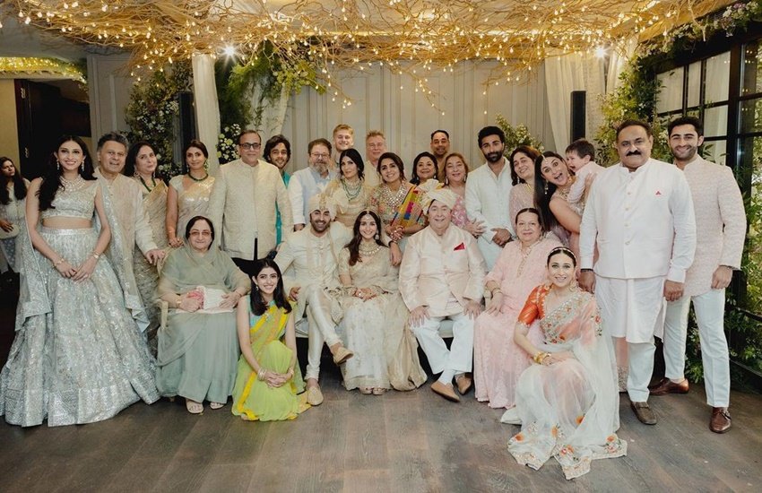 Ranbir Kapoor Alia Bhatt Wedding Gifts: रणबीर कपूर और आलिया भट्ट की शादी तो हो गई लेकिन इस शादी की चर्चा अभी भी सोशल मीडिया में जोरों पर है। शादी से जुड़ी कई डिटेल्स सामने आ रही हैं। आइए डालते हैं शादी में हुए गिफ्ट्स के लेनदेन पर एक नजर: