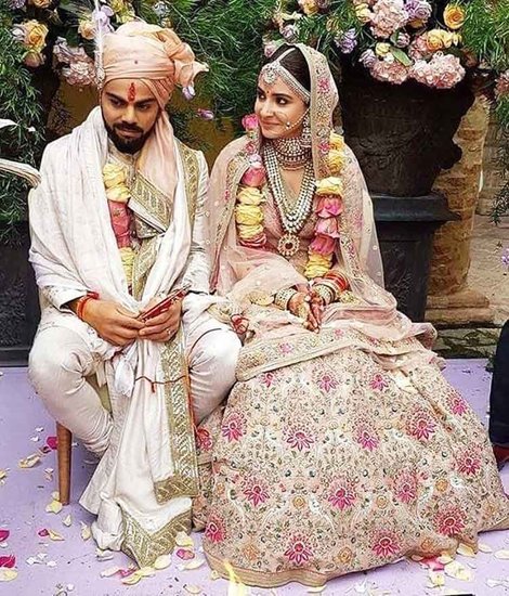 विराट कोहली से शादी के वक्त अनुष्का शर्मा ने सब्यसाची का डिजाइन किया हुआ पिंक कलर का लहंगा पहना था। (Photo: Anushka Sharma FC Instagram)