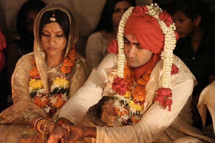 कोंकणा सेन शर्मा ने अपनी शादी में गोल्डेन क्रीम कलर की साड़ी पहनी थी। संजू जैसी फिल्मों में नजर आ चुकी एक्ट्रेस करिश्मा तन्ना ने अपनी शादी में आइवरी कलर का लहंगा पहना था। (Photo: Konkana Sen Sharma Facebook)