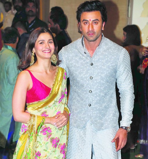 रणबीर कपूर (Ranbir Kapoor) और आलिया भट्ट (Alia Bhatt) की शादी की चर्चा इन दिनों जोरों पर है। कुछ सालों के अफेयर के बाद दोनों शादी के बंधन में बंधने जा रहे हैं। दोनों की शादी की चर्चा के बीच कई फर्जी वेडिंग कार्ड वायरल हो रहे हैं। फिलहाल आइए डालते हैं पिछले कुछ सालों में भारत के चंद चर्चित सेलेब्स के वेडिंग कार्ड पर एक नजर (All Photos: Social Media): 