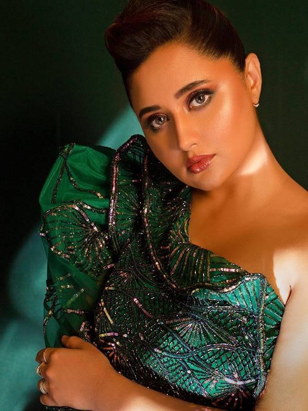 rashmi desai looks