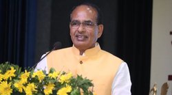 म.प्रः CM शिवराज सिंह चौहान के भाषण के बीच बत्ती हो गई गुल तो मुस्कुरा कर देने लगे कोयला संकट का हवाला