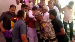 ढाई महीने में दूसरी बार फिसले सीएम शिवराज, चलते-चलते सीढ़ियों से गिर पड़े, देखें तस्‍वीरें