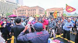 आपातकाल के सहारे