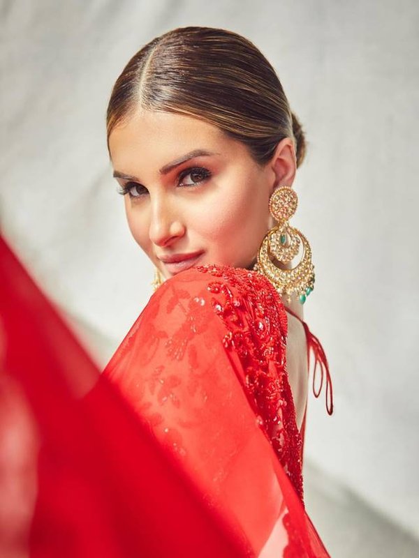 tara sutaria bold look in saree