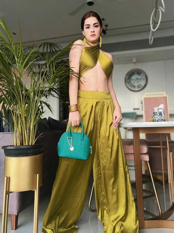 AVNEET KAUR IN REVEALING HALTER NECK TOP STYLE - SIZZLING LOOK