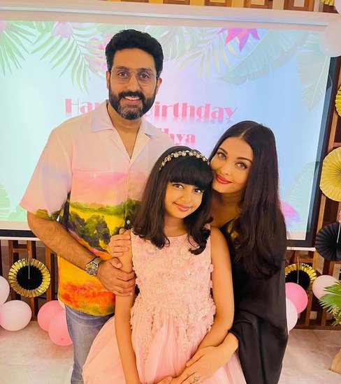 अभिषेक बच्चन और ऐश्वर्या राय जब फिल्म 'गुरु' की शूटिंग कर रहे थे तो दोनो की नजदीकियां बढ़ने लगी थीं। इस फिल्म के दौरान अभिषेक ने ऐश्वर्या को प्रपोज किया था और जिस अंगूठी का इस्तेमाल फिल्म की शूटिंग में हुआ था, उसी अंगूठी से अभिषेक ने प्रपोज किया था। 