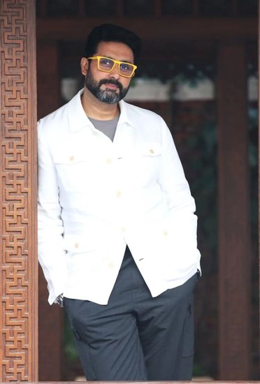 अभिषेक बच्चन ने स्विट्जरलैंड के एग्लोन कॉलेज से पढ़ाई की है। इसके बाद उन्होंने बॉस्टन यूनिवर्सिटी में एडमिशन लिया लेकिन यहां से पढ़ाई बीच में ही छोड़कर वह इंडिया लौट आए। 