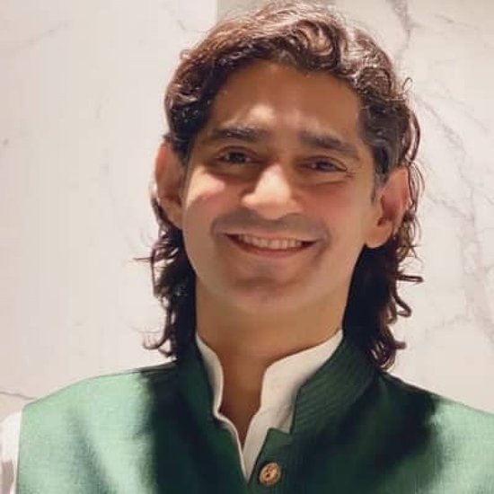 गौरव कपूर भी जाने माने टीवी होस्ट रहे हैं। टीवी एंकरिंग की दुनिया में नाम कमाने वाले गौरव कपूर का फिल्मी करियर फ्लॉप रहा है।