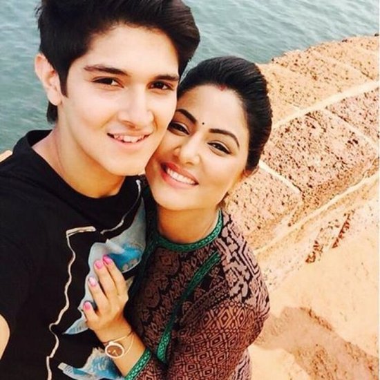 ये रिश्ता क्या कहलाता है में हिना खान खुद से 2 साल छोटे रोहन मेहरा की मां बनी थीं।